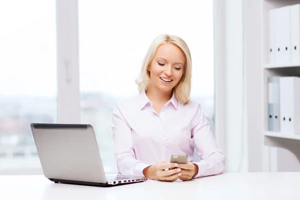 Affärskvinna eller student med smartphone leende — Stockfoto