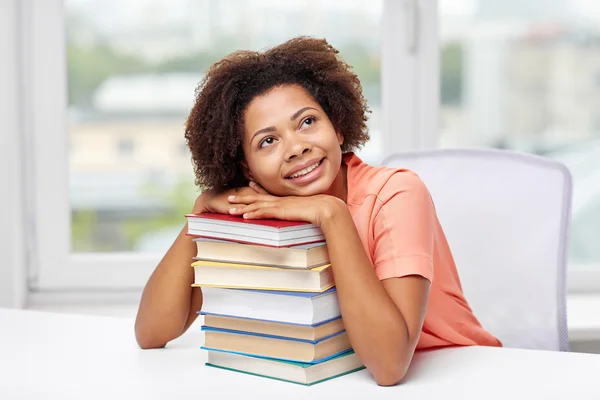 Menina estudante africano feliz com livros em casa — Fotografia de Stock