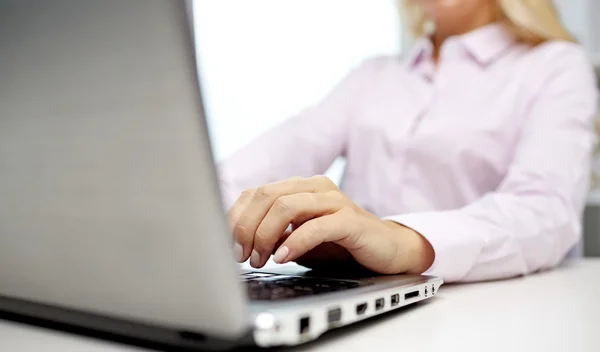 Affärskvinna eller student att skriva på laptop leende — Stockfoto