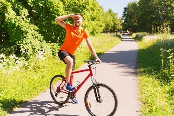 행복 한 젊은 남자가 타고 자전거 야외 — 스톡 사진
