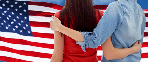 Close up de mulheres casal sobre bandeira americana — Fotografia de Stock