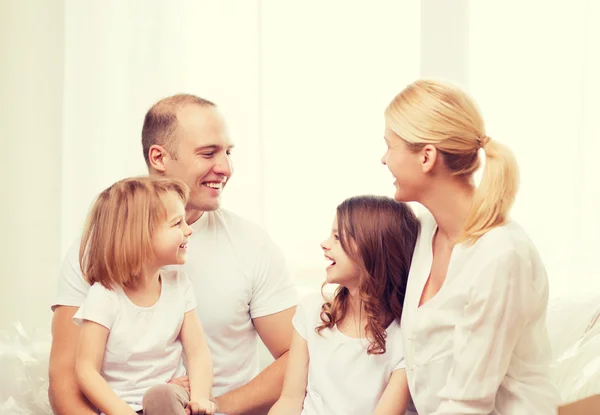 Família sorridente com duas meninas em casa — Fotografia de Stock