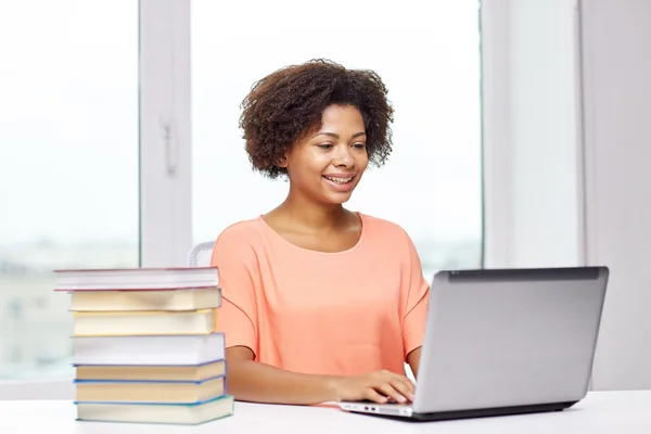 Mujer afroamericana feliz con el ordenador portátil en casa Fotos De Stock