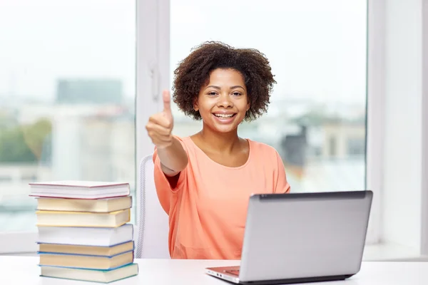 Happy afroamerikanska kvinna med laptop hemma — Stockfoto