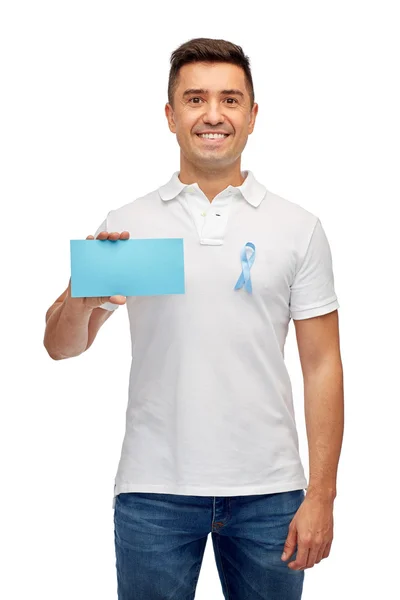 Człowiek z wstążki świadomości raka gruczołu krokowego i karty — Zdjęcie stockowe