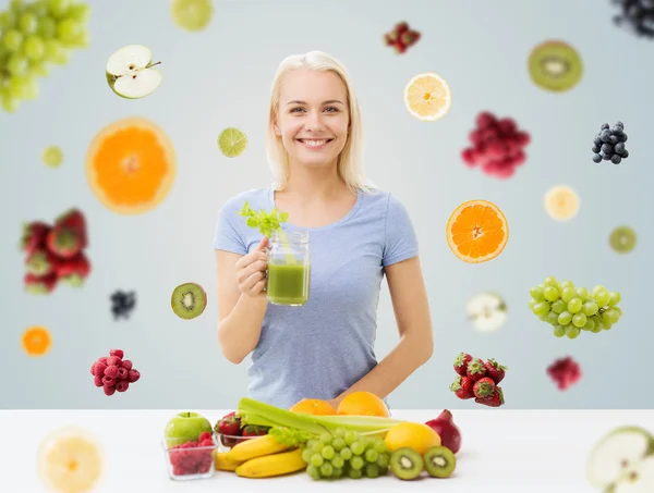 Lächelnde Frau, die zu Hause Saft trinkt oder schüttelt — Stockfoto