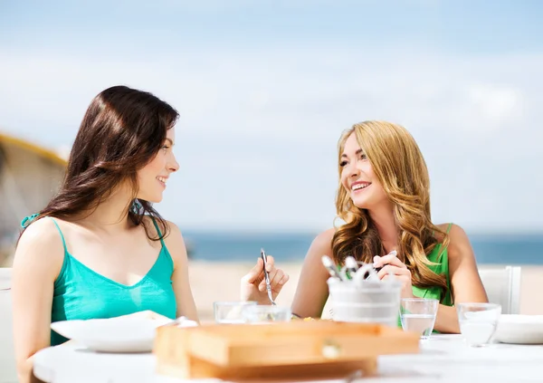Девушки в кафе на пляже — стоковое фото