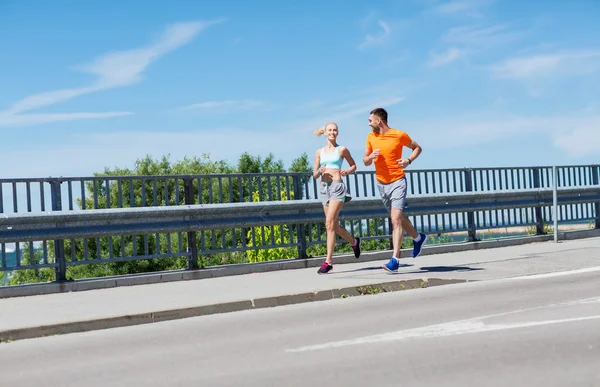 Couple souriant courant au bord de la mer d'été — Photo