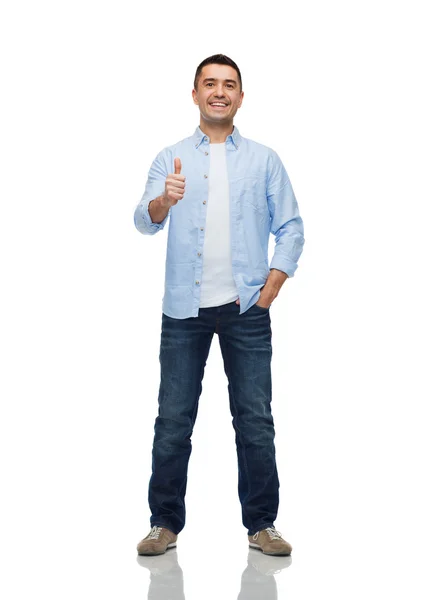 Sonriente hombre mostrando pulgares hacia arriba —  Fotos de Stock