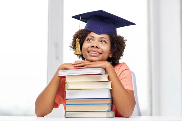 Feliz menina solteiro africano com livros em casa — Fotografia de Stock