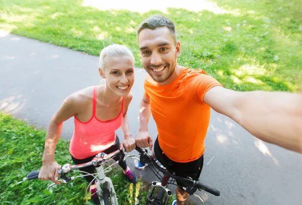 Para z rowerów przy selfie na zewnątrz — Zdjęcie stockowe