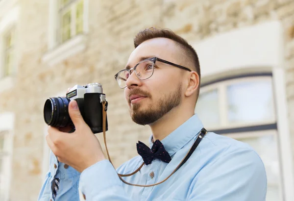 Unga hipster mannen med filmkameran i city — Stockfoto