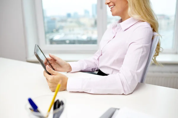 Glimlachende zakenvrouw of student met tablet pc — Stockfoto