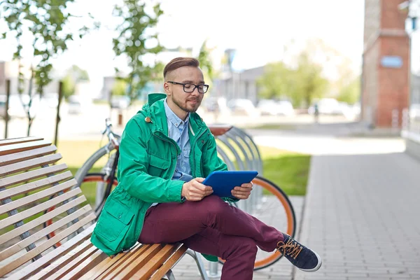 Hombre hipster joven feliz con la tableta PC y bicicleta — Foto de Stock