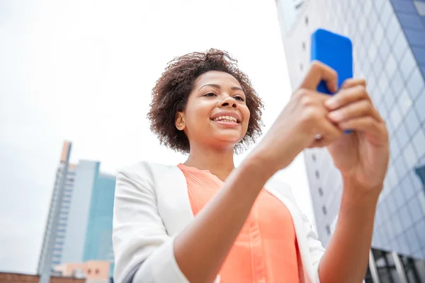 Mulher de negócios africana feliz com smartphone — Fotografia de Stock