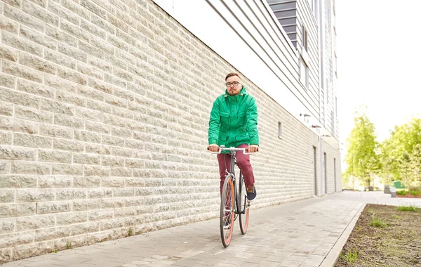 Hombre joven hipster montar bicicleta de engranaje fijo — Foto de Stock