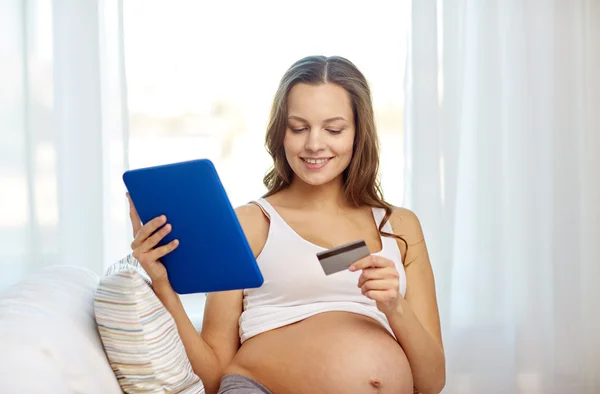 Femme enceinte avec tablette pc et carte de crédit — Photo