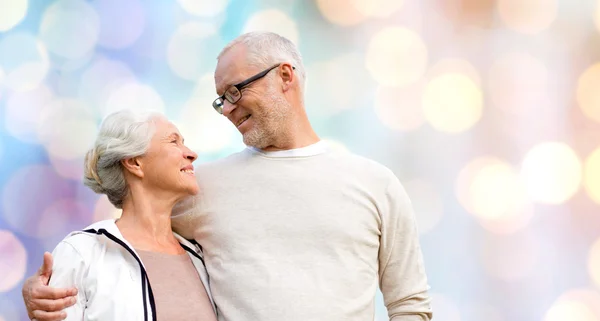 Feliz pareja de ancianos durante las luces de vacaciones —  Fotos de Stock