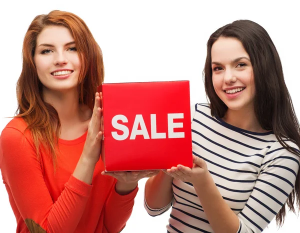 Two smiling teenage girl with percent sign on box — Stock Photo, Image