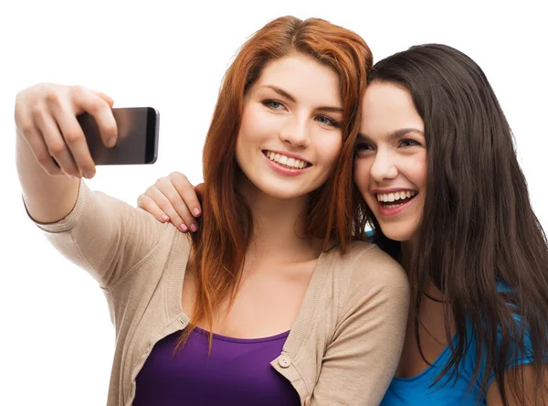 Deux adolescents souriants avec smartphone — Photo