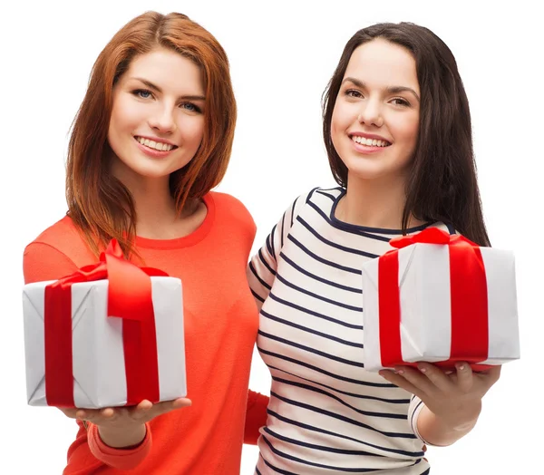 Deux adolescentes souriantes avec des cadeaux — Photo