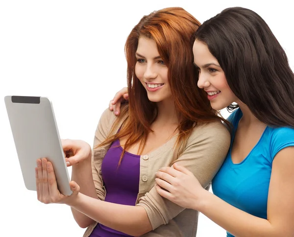 Два улыбчивых подростка с планшетным компьютером — стоковое фото
