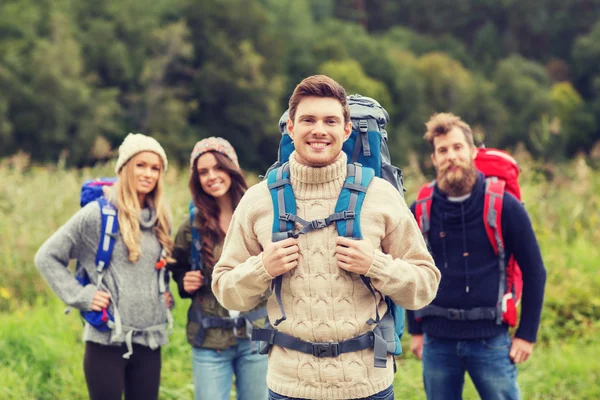 Hiking sırt çantaları ile gülümseyen arkadaş grubu — Stok fotoğraf