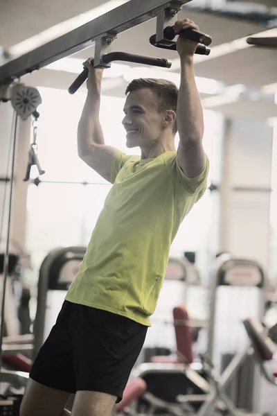 Leende man tränar på gym — Stockfoto