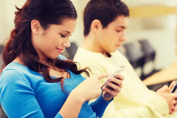 Group of smiling students in lecture hall — Stock Photo, Image