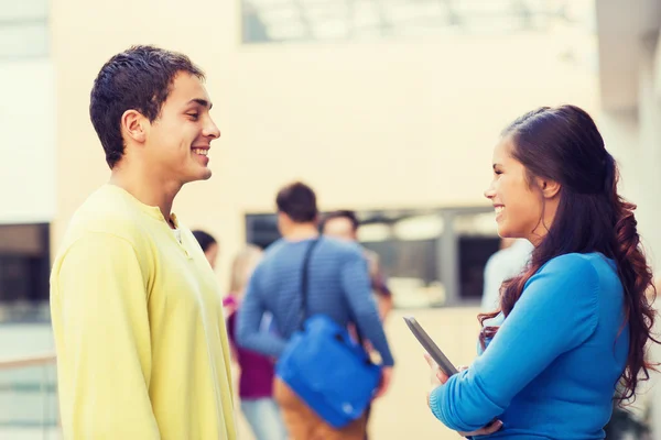 Groupe d'étudiants souriants tablette PC — Photo