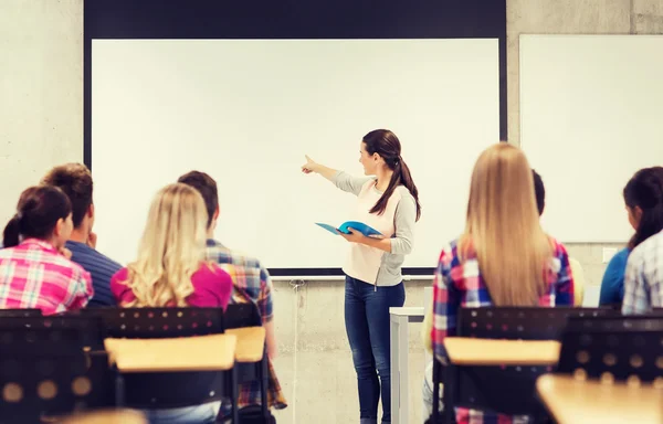 Grupp av leende elever i klassrummet — Stockfoto