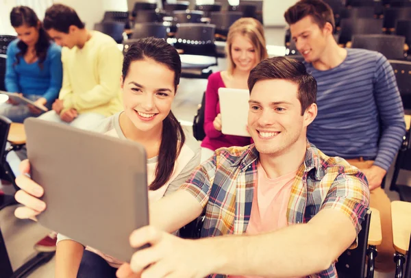 Grupo de estudiantes sonrientes con tableta pc — Foto de Stock