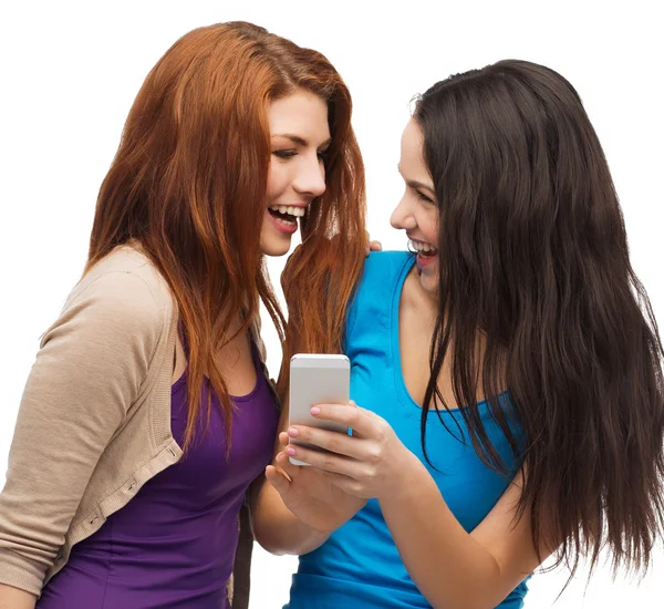 Due adolescenti sorridenti con smartphone — Foto Stock