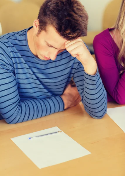 Groep studenten met papieren — Stockfoto