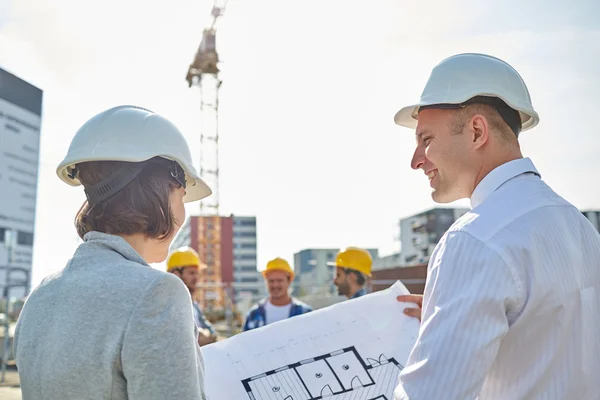 Glad arkitekter med blueprint på byggnaden — Stockfoto