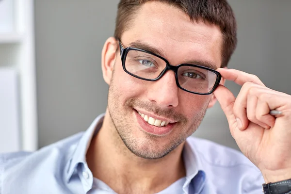 Porträtt av affärsman i glasögon på kontor — Stockfoto