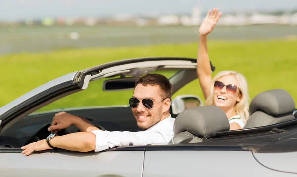 Feliz hombre y mujer conduciendo en coche cabriolet — Foto de Stock