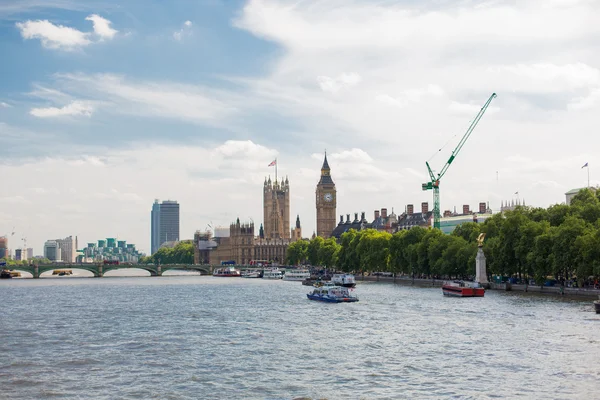 Casas del Parlamento y puente de Westminster — Foto de Stock