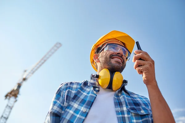 Constructor en hardhat con walkie talkie —  Fotos de Stock