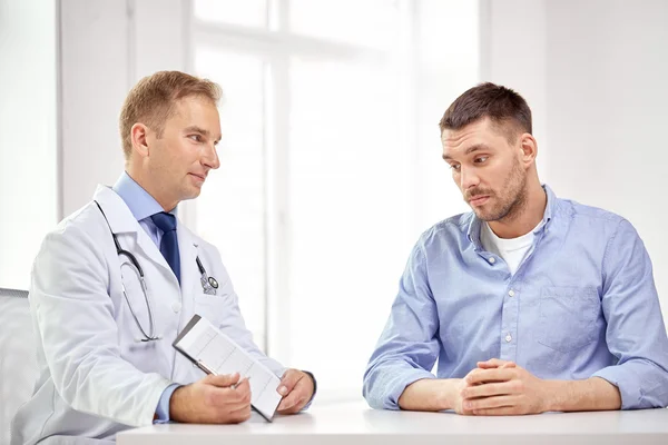 Arzt und Patient mit Kardiogramm auf Klemmbrett — Stockfoto