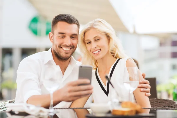 Casal feliz tomando selfie com smatphone no café — Fotografia de Stock