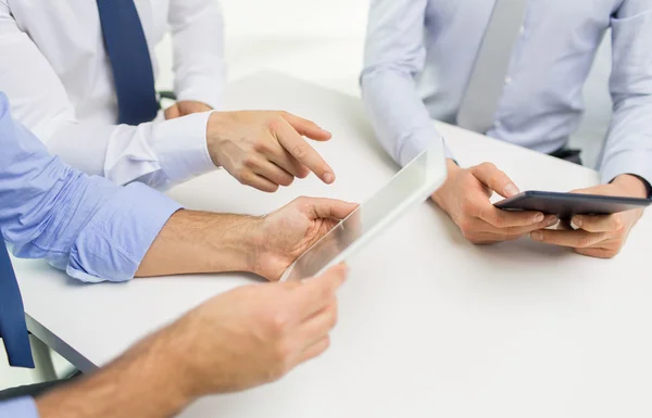 Primo piano di mani di uomo d'affari con tablet pc — Foto Stock