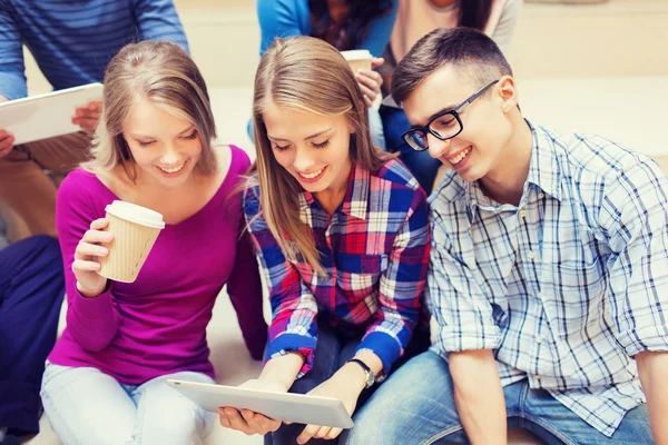 Grupp elever med tablet pc och kaffe kopp — Stockfoto