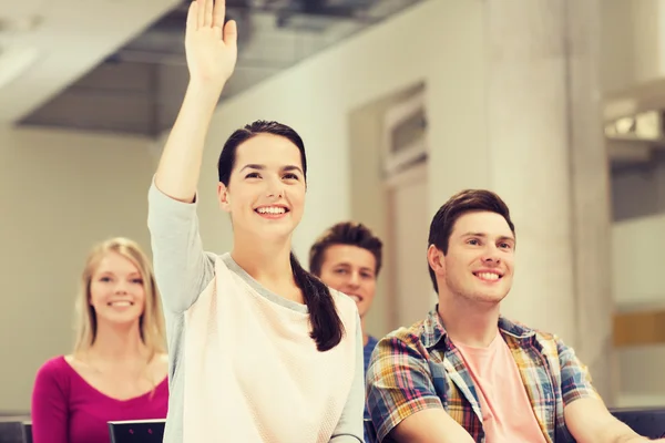 Grupo de estudiantes sonrientes en la sala de conferencias — Foto de Stock