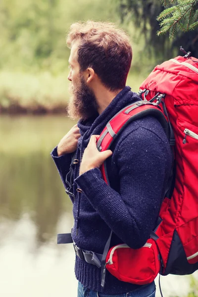 Smiling man with beard and backpack hiking — Stock Photo, Image