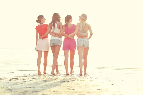 Gruppo di giovani donne che camminano sulla spiaggia — Foto Stock