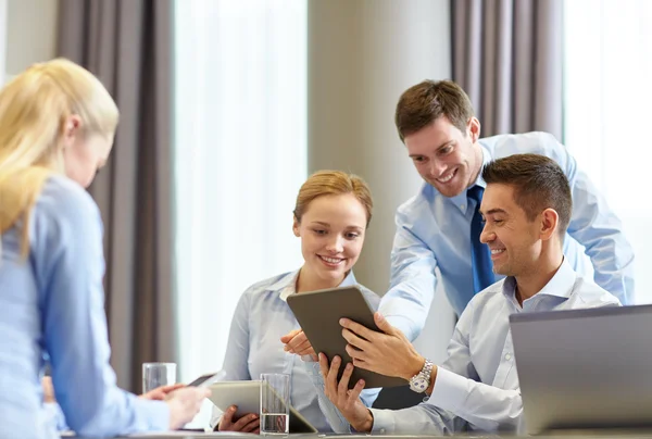 Lächelnde Geschäftsleute mit Tablet-PC im Büro — Stockfoto