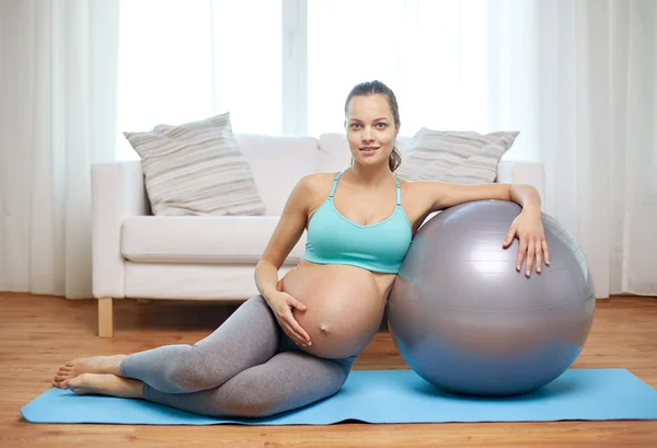 Mulher grávida feliz com fitball em casa — Fotografia de Stock