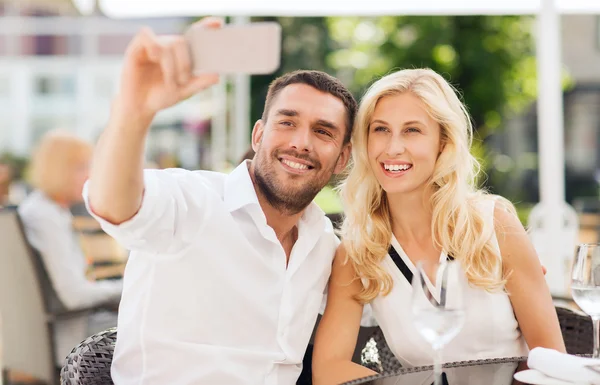 Boldog pár csinál szelfi-val szmatphone a kávézóban — Stock Fotó
