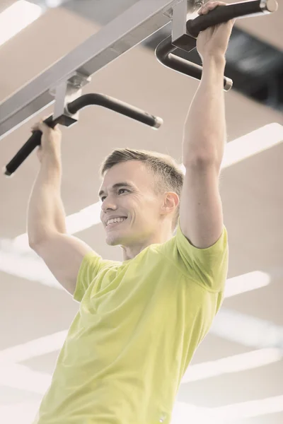 Gülümseyen adam spor salonunda egzersiz yapıyor. — Stok fotoğraf